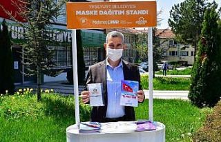 Yeşilyurt Belediyesi maske ve broşür dağıtıyor