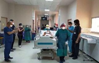 Yoğun bakımdan alkışlarla servise alındı