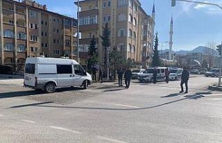 Yol kenarına bırakılan valiz polisi harekete geçirdi