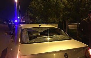 Yorgun mermi, trafik ışığında bekleyen otomobile...