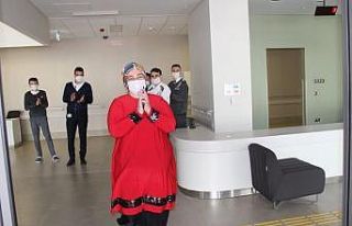 Yozgat’ta korona virüsü yenen hasta alkışlarla...