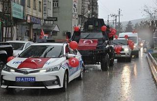 Yüksekova’da resmi araçlar süslenip sokak sokak...