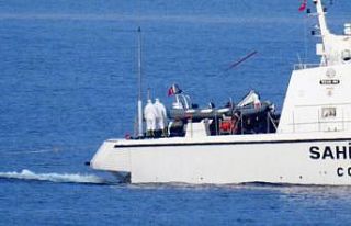 Yunan askerleri göçmenlerin yakıtlarını alıp,...