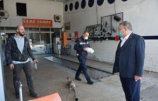 Yunusemre Belediyesi esnafa maske dağıttı