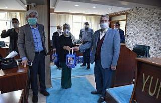 Yunusemre’den muhtarlara maske dağıtımı