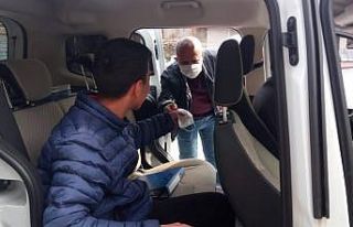 Yurduna geri dönemeyen çocuğun yardımına polis...