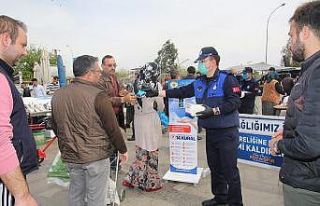 Yüreğir Belediyesi pazarlarda maske dağıttı