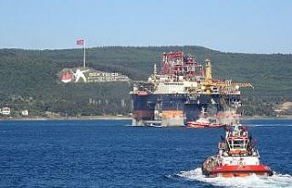 Yüzen dev Çanakkale Boğazı’ndan geçti