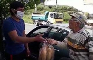 Zabıta ekipleri evine ekmek götürünce, göz yaşlarına...