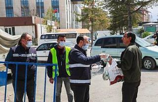 Zabıta ekipleri halka maske dağıtıyor