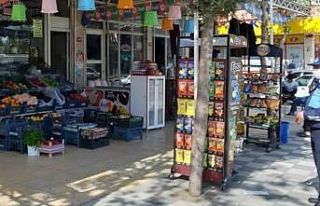 Zabıta ekipleri, kaldırımları işgal eden esnafı...