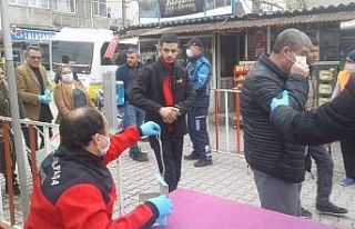 Zabıta ekipleri pazar yerine maskesiz girişlere...