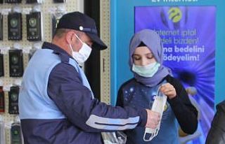 Zabıta esnafa maske dağıttı