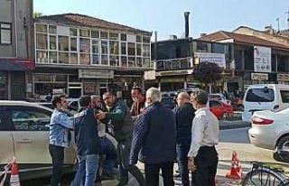 Zabıta, sosyal mesafe uyarısında bulunduğu vatandaşla...