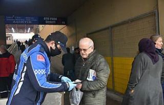 Zabıtadan pazar yerinde yaşlı ve çocuk denetimi