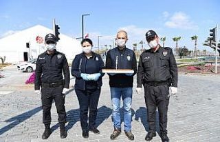 Zabıta’dan polislere tatlı