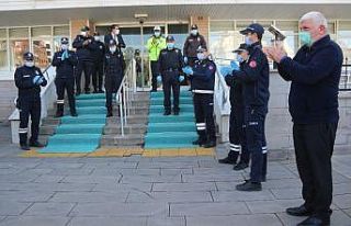 Zabıtalardan polislere marşlı kutlama