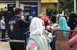 Zabıtanın uyarısına rağmen PTT önlerinde sosyal...