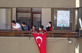 Zonguldaklılar 23 Nisan’ı balkondan kutladı