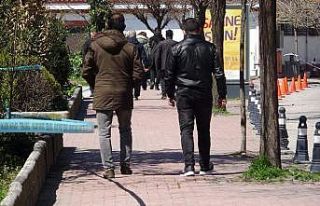 Zonguldak’ta vatandaşlar uyarılara rağmen sokakta