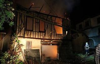 100 yıllık tarihi ev kül oldu