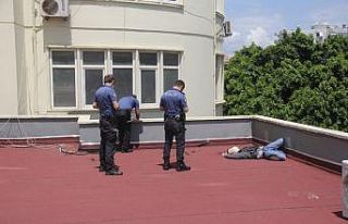 12’nci kattan düşen genç hayatını kaybetti