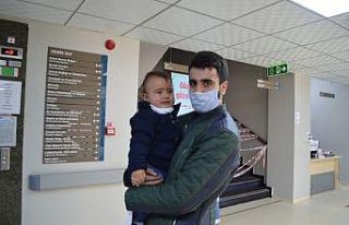 1 yaşındaki bebek babasıyla koronayı yendi, hastaneden...