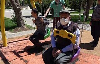 2 ayın ardından salıncağa koştu