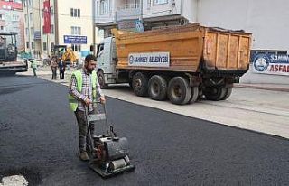 40 derece sıcakta yolları asfaltlıyorlar