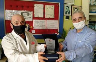 40 yılık eczacıya plaket