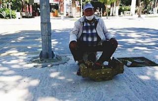4 saatlik izinde ayakkabı boyamaya çıktı