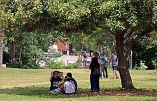 4 saatlik izne 35 derecede yakalandılar, soluğu...