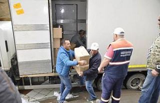 500 koli yardımı kimi maskeli, kimi maskesizler...