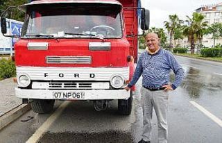 54 yaşındaki kamyonuna gözü gibi bakıyor