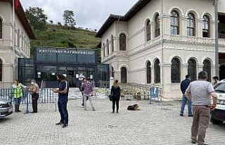 65 yaş üstü vatandaşların kaymakamlıklar önünde...