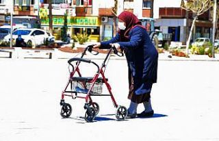 65 yaş ve üzeri vatandaşlar sokaklarda