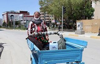 75 yaşındaki dede hamal arabasıyla sokağa çıktı