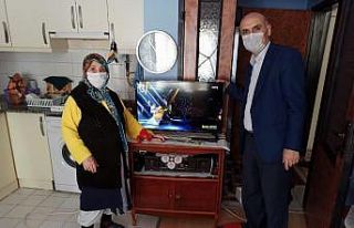 85 yaşındaki kadın televizyon istediği televizyon...