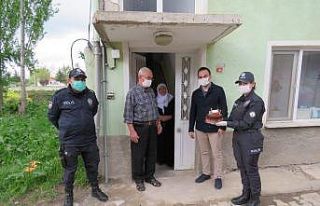 86 yaşındaki vatandaşa polisten doğum günü sürprizi