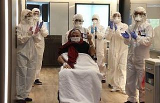 92 yaşındaki Covid-19 hastası alkışlarla taburcu...