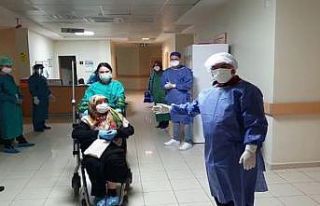 96 yaşındaki yaşlı kadın korona virüsünü yendi