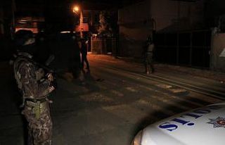 Adana’da bir evin bahçesine ses bombası atıldı