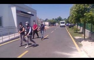 Adana’da biri kadın iki torbacı tutuklandı