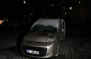 Adana’da park halindeki araç benzin dökülerek...