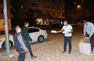 Adanalı iş adamı 200 bin maske dağıttı