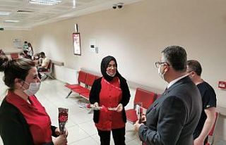 Ahlatcı’dan hemşirelere karanfil