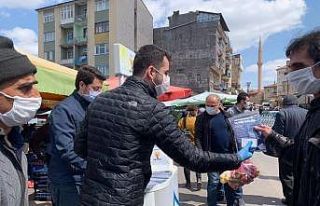 AK Parti Gençlik Kolları tarafından vatandaşlara...