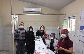 AK Parti’lilerden hemşirelere anlamlı ziyaret