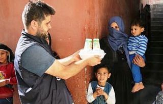 Akçakale’de bin aileye sıcak iftar yemeği
