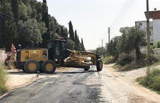 Akhisar’da yol ve yama çalışmaları sürüyor